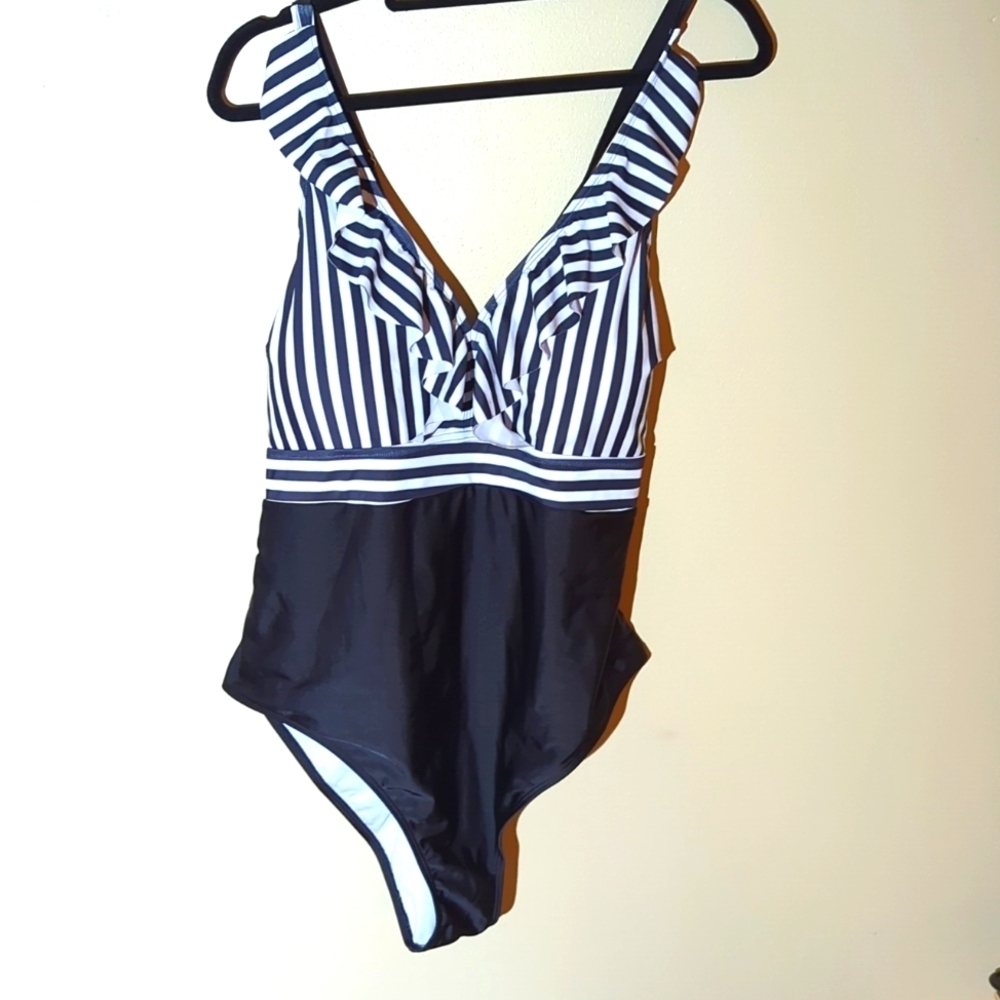 No Name Black And White Swimsuit, Size 3XL